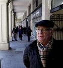 �ngel Fouz, comerciante retirado, denuncia la venta ilegal.