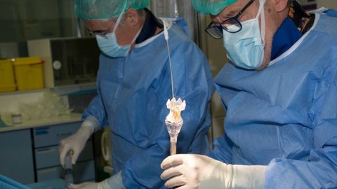 El HUCA es uno de los tres hospitales espa�oles que implantan una innovadora v�lvula cardiaca.