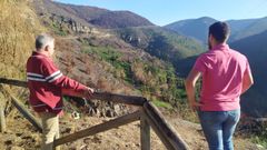 El alcalde Julio �lvarez (izquierda) y el concejal de Medio Ambiente, Luis Manuel Arias visitaron la zona donde se realizan las obras, en el valle del r�o Ferreiri�o