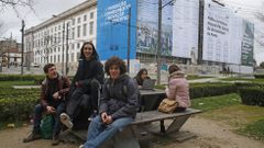 J�venes portugueses ante un instituto de secundaria