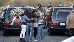 Los hijos de Matilde Herrero, en el centro, y sus respectivas parejas, ayer, ante el at�ud