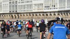 Imagen de archivo de ciclistas por la Marina de A Coru�a