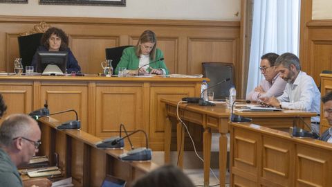 El exinterventor Gonz�lez Carnero, a la derecha, con gafas, en una de sus �ltimas asistencias al pleno de la corporaci�n, en julio del 2024.