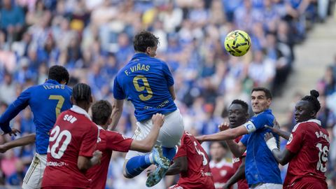 Fede Vi�as cabecea a gol durante el Real Oviedo-Sevilla