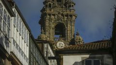 El reloj de la Berenguela, smbolo compostelano como ningn otro, entre las casas de la Zona Vieja.