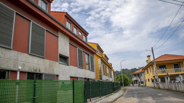 La urbanizaci�n que ha salido a subasta se sit�a en el lugar de Mondelo, en Palmeira, a unos 300 metros de la playa da Corna. 