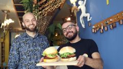 Marco y Santi, un brasile�o y un gallego, est�n detr�s del proyecto de TS A Casa de Santiago, donde han ido perfeccionando la receta de sus hamburguesas vegetarianas hasta convertirlas en el mayor reclamo de su local de tapas y c�cteles. El negocio de San Pedro tambi�n da cursos de cocina vegetariana y ofrece cajas de desayunos a domicilio (abundantes como pocas)