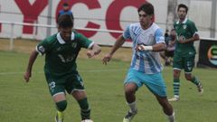 Yago Rodr�guez, lateral derecho del Lugo, corre detr�s de Izan Gonz�lez en el partido amistoso contra el Coruxo en Foz (2-1)