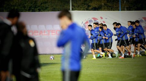 La plantilla del primer equipo se entrena en El Requexn