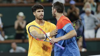 Alcaraz saluda a Norrie tras vencerle en los cuartos de final de Indian Wells.