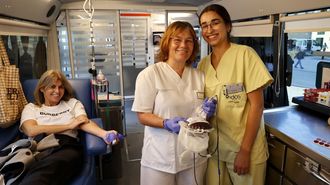 Dos de las sanitarias de ADOS en Pontevedra, en el momento posterior a extraerle sangre a una donante.