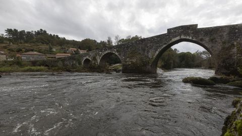 La joven se estaba baando en una zona cercana al puente de piedra de Ponte Maceira, en el ro Tambre