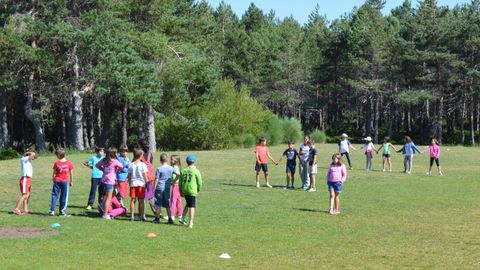 Imagen de un campamento juvenil en la Estacin de Montaa Manzaneda.