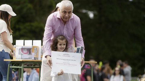 Carlos Quintana Izaguirre, director de Publicidad de la Corporaci�n Voz de Galicia, entreg� el tercer premio Mejor Periodista Infantil en la modalidad de Educaci�n Infantil e 1� e 2� de Primaria a Silvia Su�rez Fern�ndez del CEIP Vista Alegre de Burela
