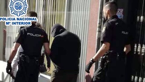 Imagen de archivo del traslado de un detenido en un operativo policial contra la prostitución en Ferrol