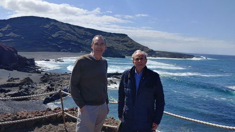Con Paco, uno de sus clientes, en la isla de Lanzarote.