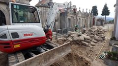 Obras de reposici�n de un muro en el cementerio de San Mauro, en Pontevedra