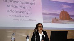Sonia Mart�nez Rodil, en imagen de archivo durante la charla que ofreci� el curso pasado en el IES Mar�a Sarmiento sobre prevenci�n del suicidio en la adolescencia