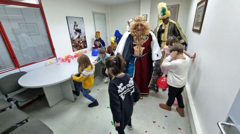 Sus majestades los Reyes Magos de Oriente visitaron la delegacin de La Voz de Galicia en Pontevedra