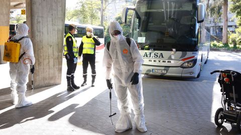 Militares de la UME desinfectando la estaci�n de autobuses