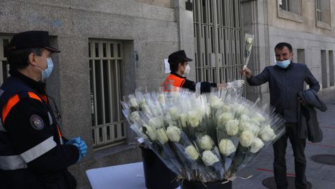 Reparto de flores en el d�a de la madre y primer domingo de desconfinamiento en Ourense