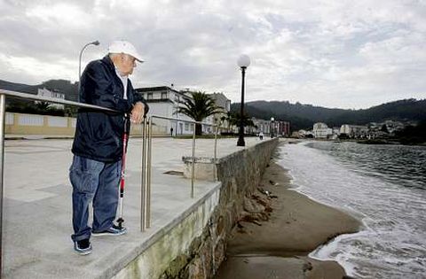 Sin marea viva ni oleaje, anteayer por la tarde el mar bat�a contra un muro que salta incluso sin temporal.
