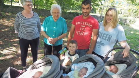 Familia de Rois con los trillizos nacidos el año pasado y sus padres, Raquel Gil e Isidro Pérez