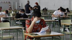 Alumnos haciendo la selectividad en Viveiro el pasado julio