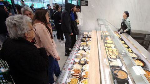 Secci�n de la comida de llevar de una cadena de supermercados en Vilagarc�a.