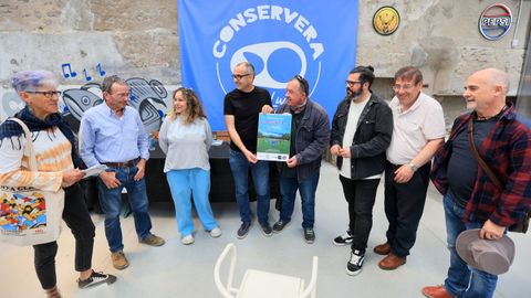 <span lang= gl >Eduardo de Martíns e Pepe Penabe, no centro, con membros de Volta e Dálle, Nordés, Mariña Patrimonio e Tecedeira, este mércores en la Conservera durante a presentación do futuro Museo da Identidade Cultural Galega</span>