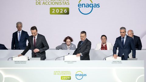 En primera fila, el consejero delegado de Eneg�s, Arturo Gonzalo; el presidente de Eneg�s, Antonio Llard�n; y el secretario general de Eneg�s, Diego Trillo; durante la Junta General de Accionistas de Enag�s, a 26 de marzo de 2026, en Madrid (Espa�a).