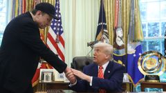 Trump estrecha la mano de Musk durante la comparecencia en el despacho oval