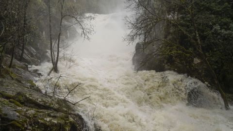 Fervenzas do Cach�n en el r�o Barbanti�o