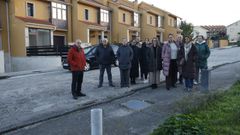 Vecinos y propietarios de chals de la urbanizacin Coutada-Guadix, que qued inacabada y sin servicios bsicos en Celanova.