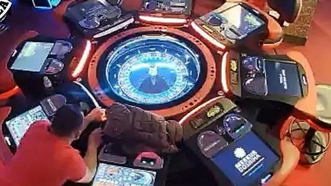 Uno de los ladrones manipula la ruleta de un sal�n de juego. 