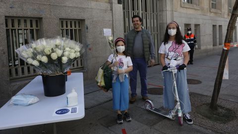 Reparto de flores en el d�a de la madre y primer domingo de desconfinamiento en Ourense