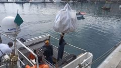 Personal de Gardacostas descargando aparejos ilegales detectados en el mar (foto de archivo)