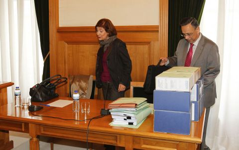 <span lang= es-es >De nuevo en sus puestos</span>. Javier Casti�eiras e Inmaculada Vi�a, secretario e interventora del Concello, ocuparon ayer sus asientos en el pleno municipal tras ser restituidos en sus cargos en cumplimiento de una sentencia judicial. La oposici�n les dio la bienvenida. 