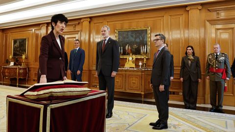 La ministra de Inclusi&oacute;n, Seguridad Social y Migraciones, Elma Saiz, promete su cargo ante el rey como nueva portavoz del Gobierno.