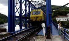 Un tren atraviesa el puente sobre el Mi�o en Os Peares, uno de los puntos conflictivos del nuevo trazado