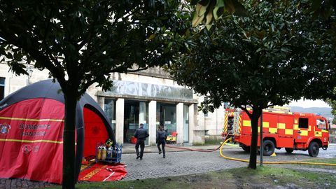 Los Bomberos de Santiago han instalado una carpa en el exterior de la comisar�a