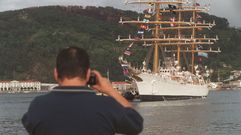 El buque, en su vista a Ferrol en 1999