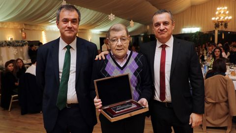 El doctor Calvo Brea, en el centro, en un homenaje con motivo de su jubilaci�n