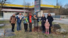 El empresario cedeir�s Juan Garc�a, junto a los siete refugiados ucranianos a los que transporta hacia Espa�a, antes de llegar a Francia