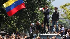 Guaidó y López, acompañados de miembros de la Guardia Nacional, pidieron en la plaza de Altamira a los venezolanos que salgan a las calles para deponer a Maduro