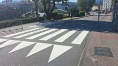 Pintado del paso de cebra en el acceso por carretera al barrio de A Caeira