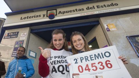 La due�a de la Administraci�n y una vendedora