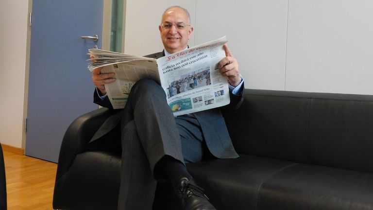 Costa Kadis, comisario de Pesca y Oc�anos, leyendo La Voz el 21 de abril del 2026, cuando concedi� una entrevista a este diario.