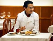 Maruja Groba Casas, que cumpli� anteayer 80 a�os, ante un plato de lamprea rellena. 