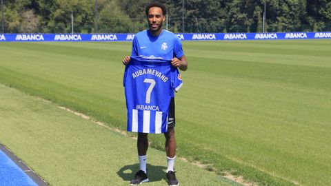 Aubameyang, posando con la camiseta del Deportivo, en su presentaci�n.